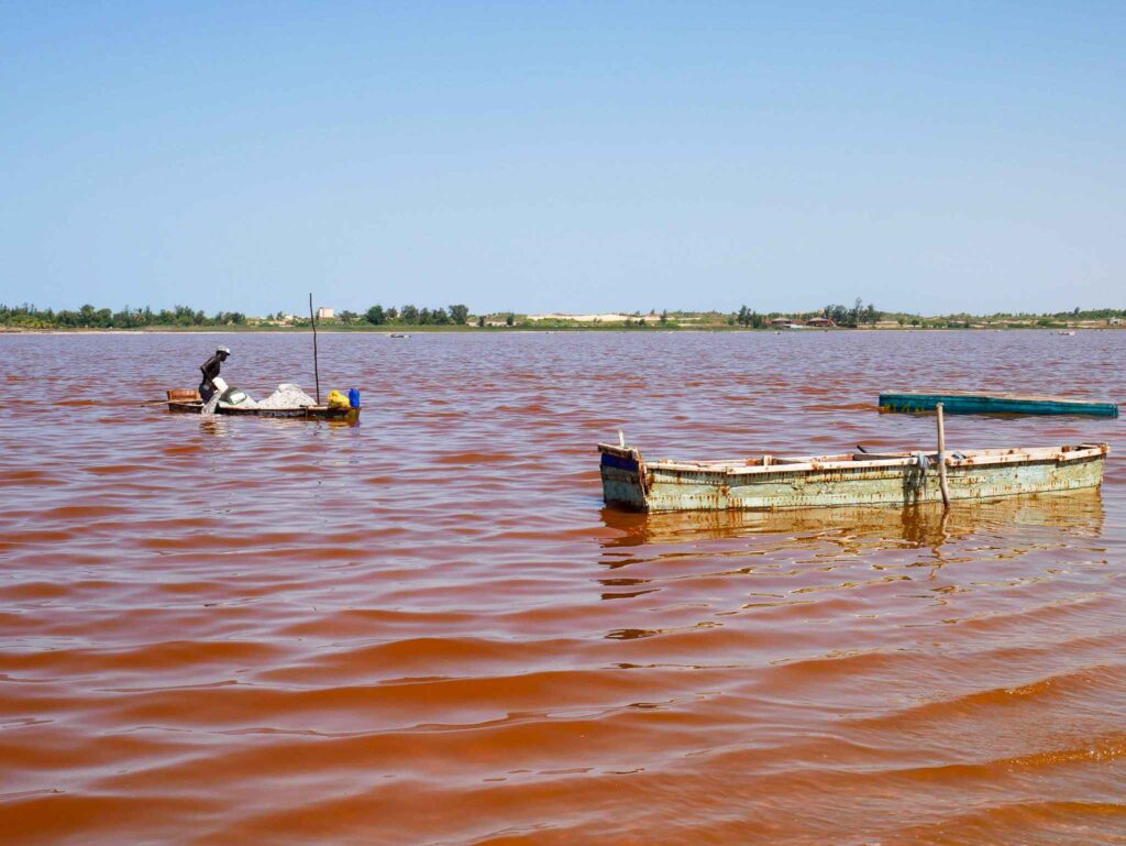 Un homme extrait du sel du Lac rose. C'est une scène de vie à laquelle je vous conseille d'assister, si vous ne savez pas que faire à Dakar en une semaine.