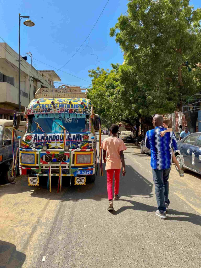 Le car rapide d'Oumar à Médina, un quartier populaire où vous pouvez aller vous promener à Dakar.