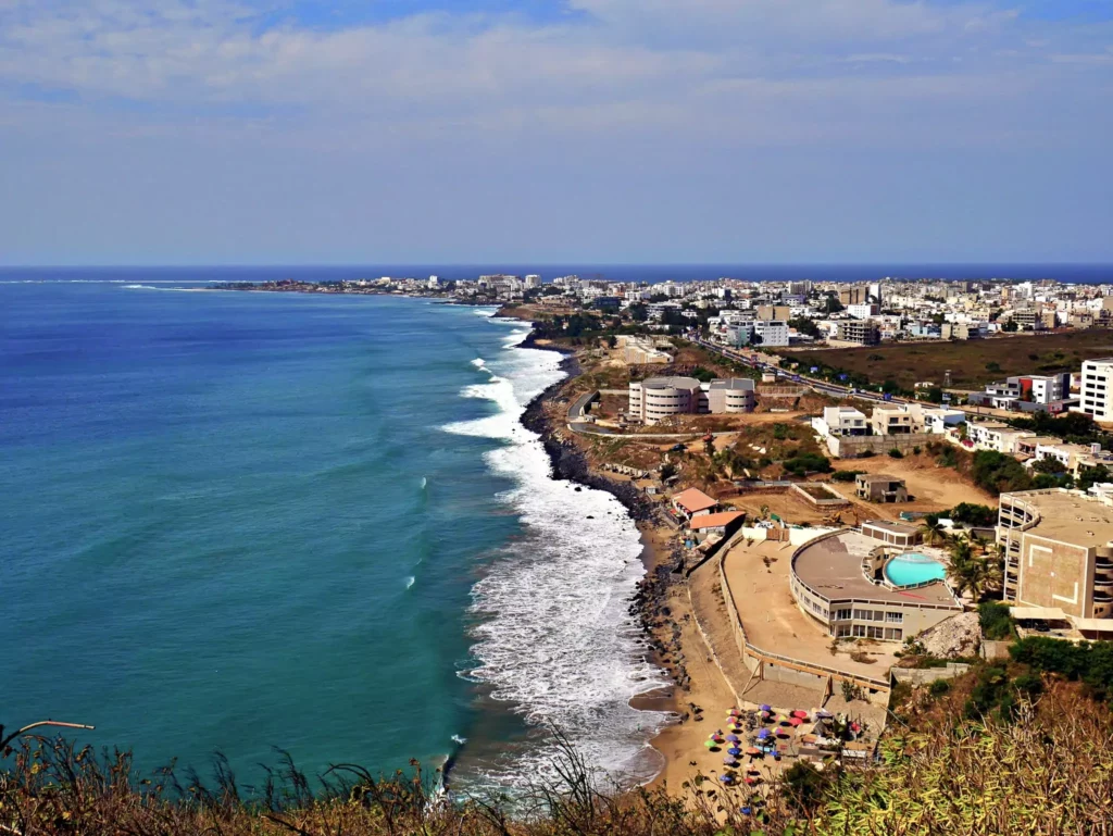 Vue sur les Almadies depuis la route du phare des Mamelles, 2 quartiers à découvrir si vous ne savez que faire à Dakar en une semaine.