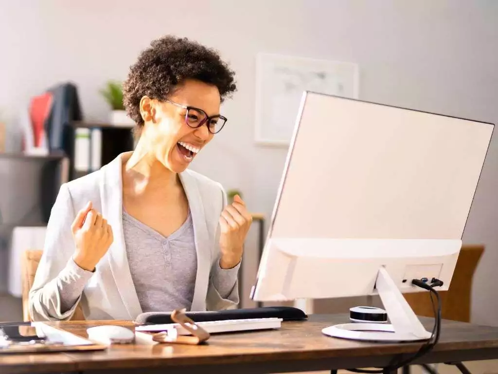 En boostant la visibilité de votre entreprise, tu attires plus de clients et augmentes ton chiffre d'affaires. Alors suis mes conseils SEO pour améliorer le référencement de ton site.