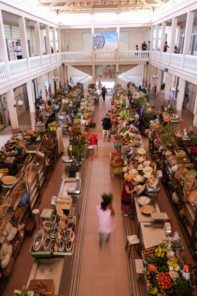 Allée centrale du marché d'Assomada à Santiago