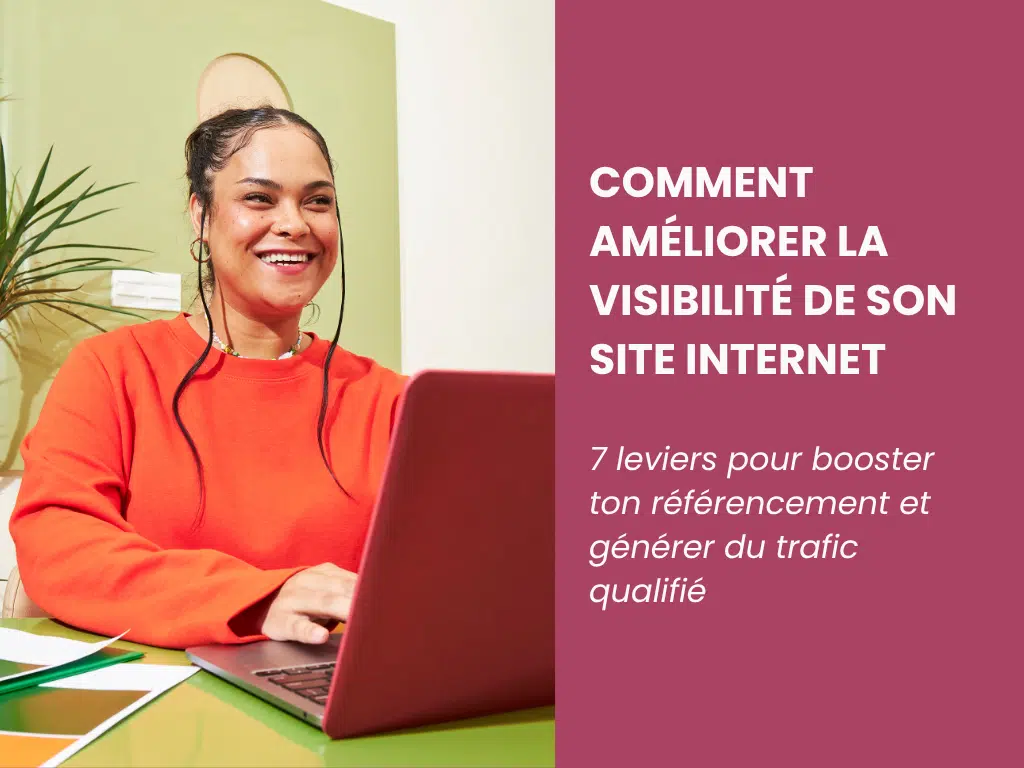 Femme entrepreneure souriante, devant son ordinateur. À droite, le titre et le sous-titre de l'article : "Comment améliorer la visibilité de son site internet : 7 leviers pour booster ton référencement et générer du trafic qualifié