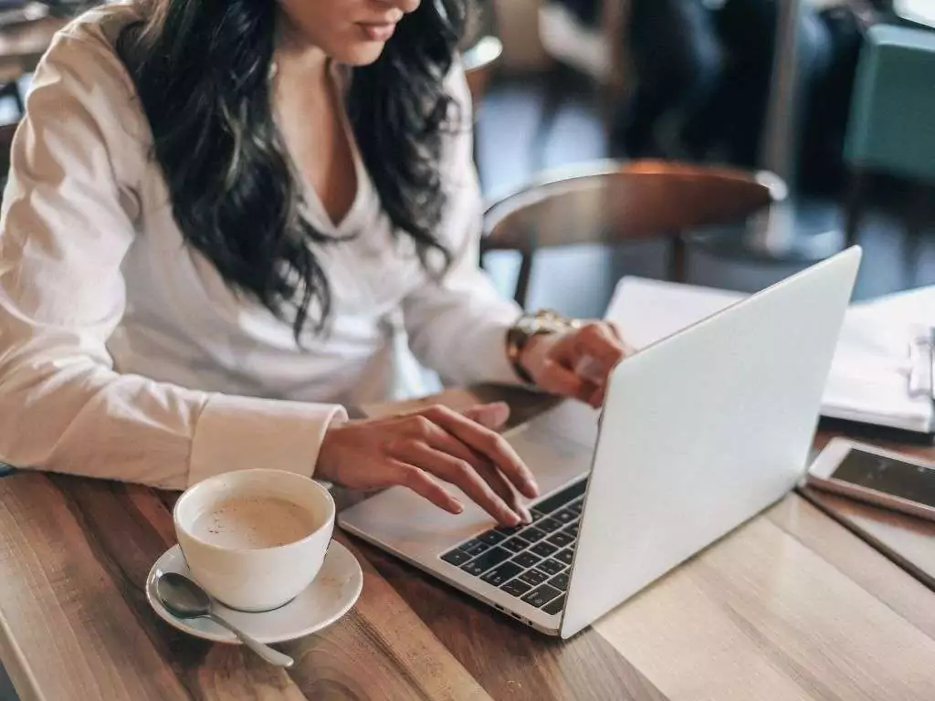 entrepreneure en train de travailler sur son ordinateur