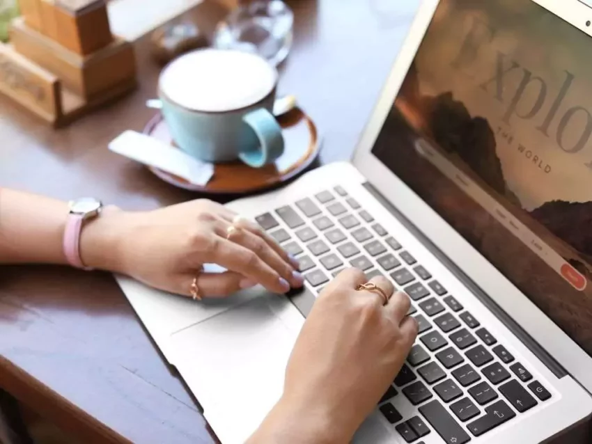 femme en train de créer la page d'accueil de ton site web