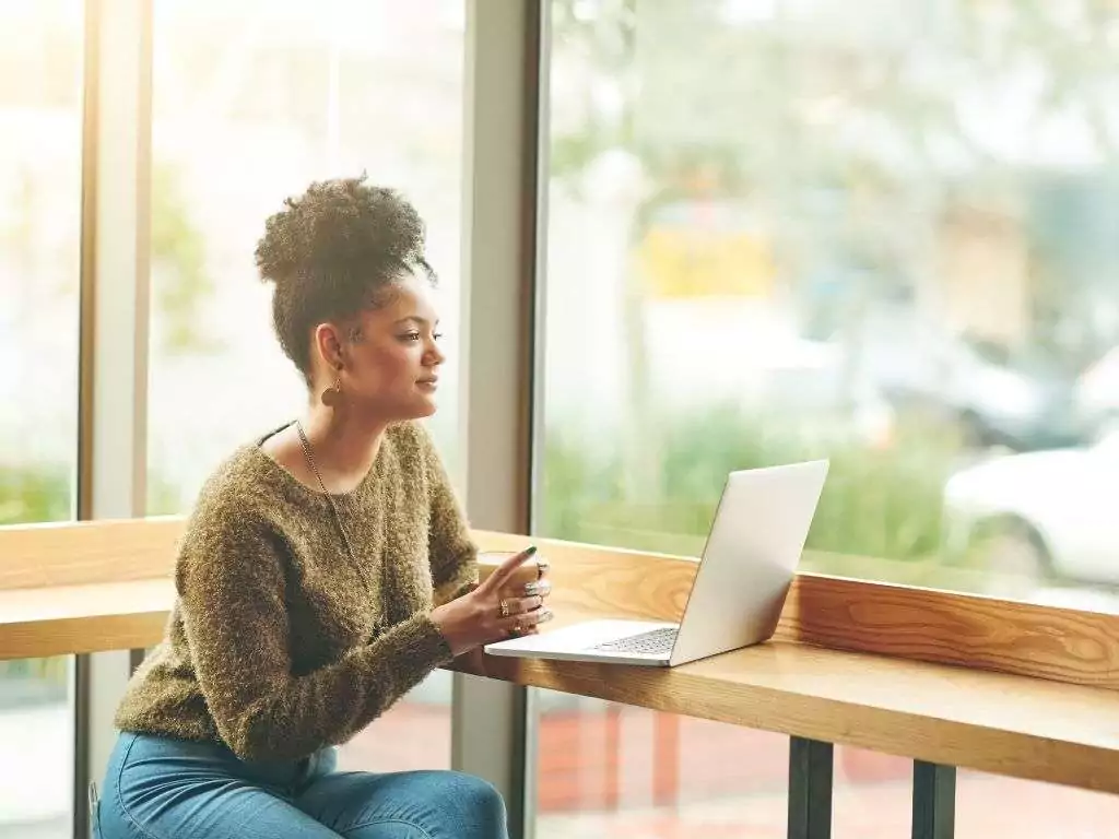 femme entrepreneure en train de travailler sur son ordinateur