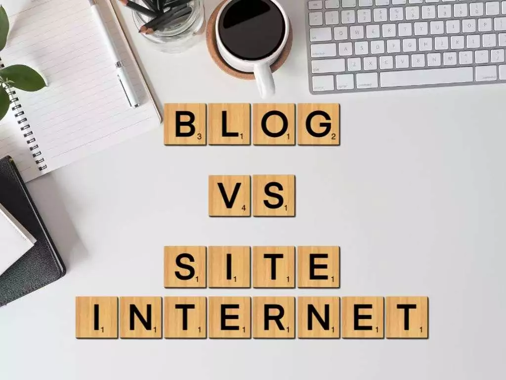 Photo d'un clavier d'ordinateur avec des lettres de Scrabble formant la phrase : blog VS site internet
