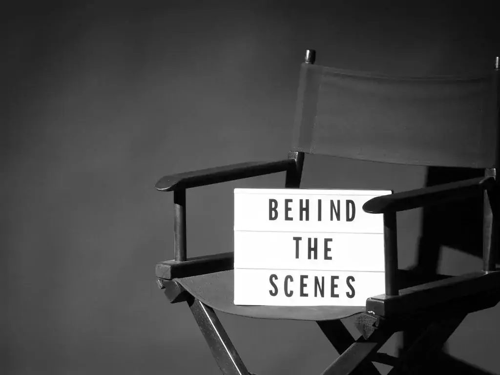 chaise de réalisateur avec un panneau "behind the scene" pour illustrer le passage dans les coulisses de la rédaction d'un exemple d'article de blog