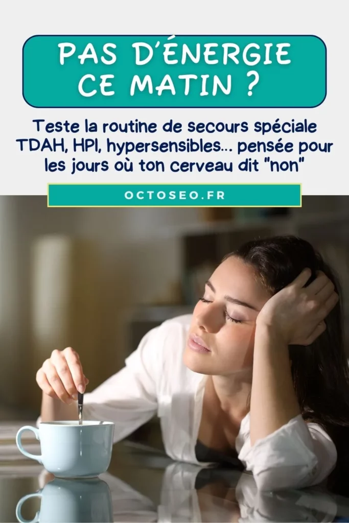 Femme fatiguée tenant une tasse de café, la tête appuyée sur sa main, illustrant la difficulté des matins sans énergie. Idéal pour une épingle sur les routines matinales adaptées aux profils neuroatypiques (TDAH, HPI, hypersensibles, TSA).