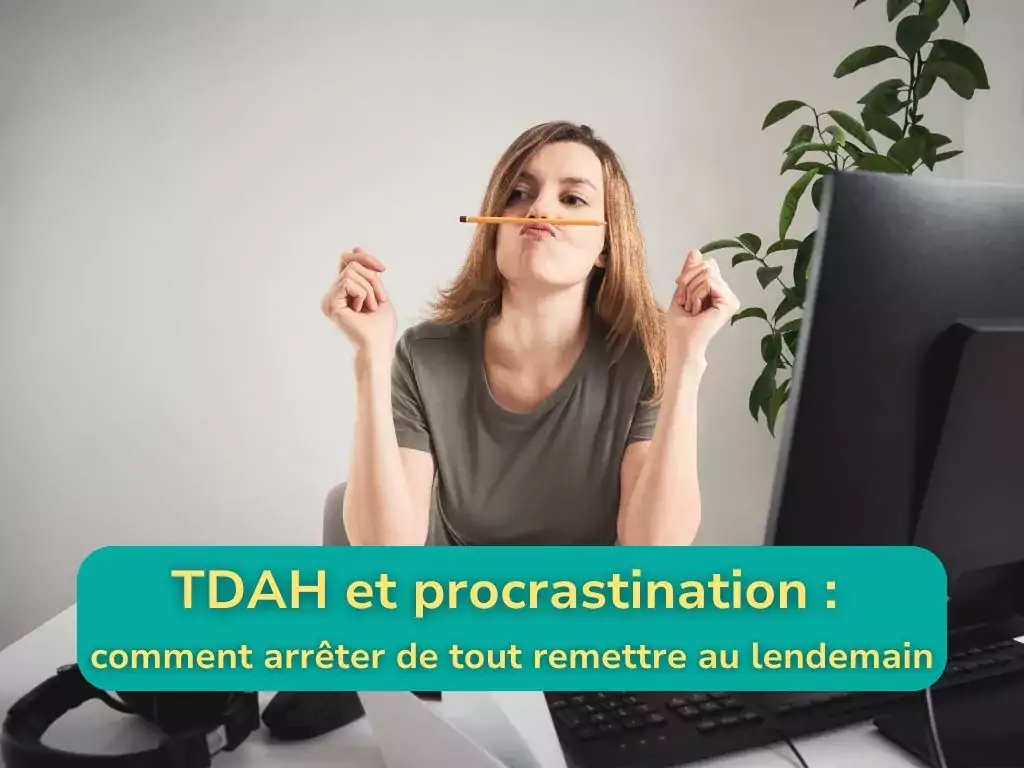 Femme devant un ordinateur en train de procrastiner, illustrant le lien entre TDAH et difficulté à se concentrer sur une tâche.