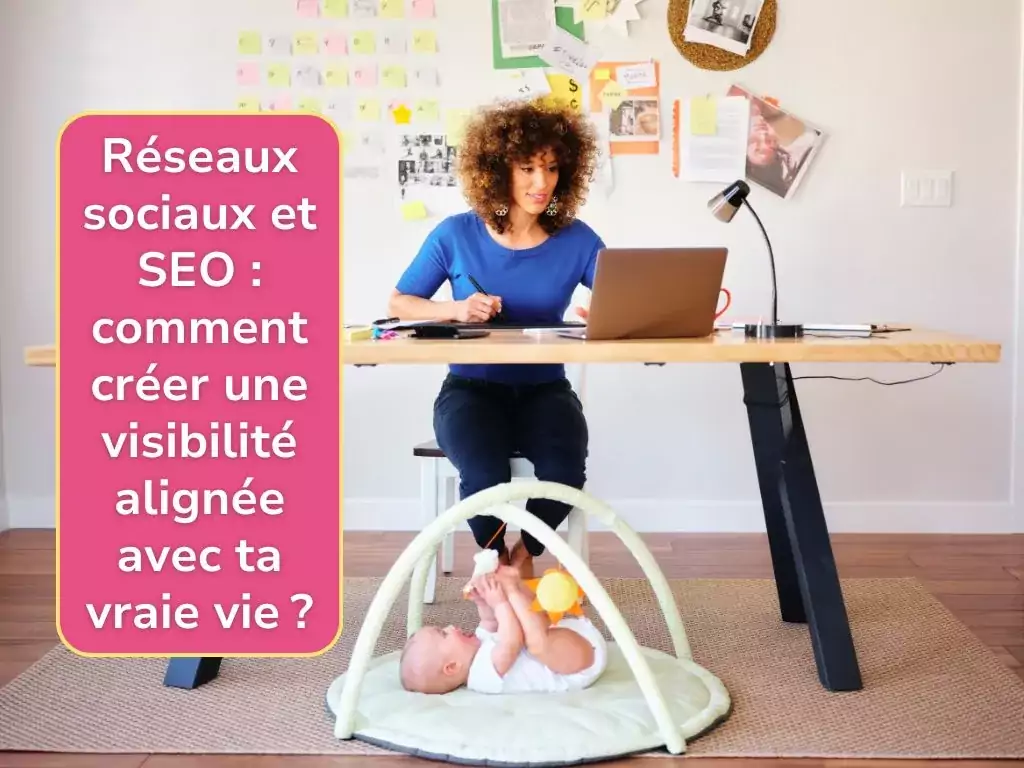 Une maman travaille sur son ordinateur à son bureau pendant que son bébé joue sur un tapis d’éveil, illustrant l’équilibre entre vie pro et perso dans une stratégie de visibilité réseaux sociaux et SEO.