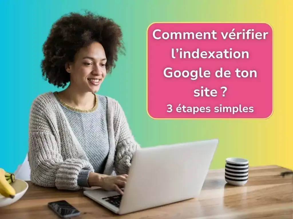 Femme entrepreneure souriante travaillant sur son ordinateur portable pour vérifier l'indexation Google de son site web.