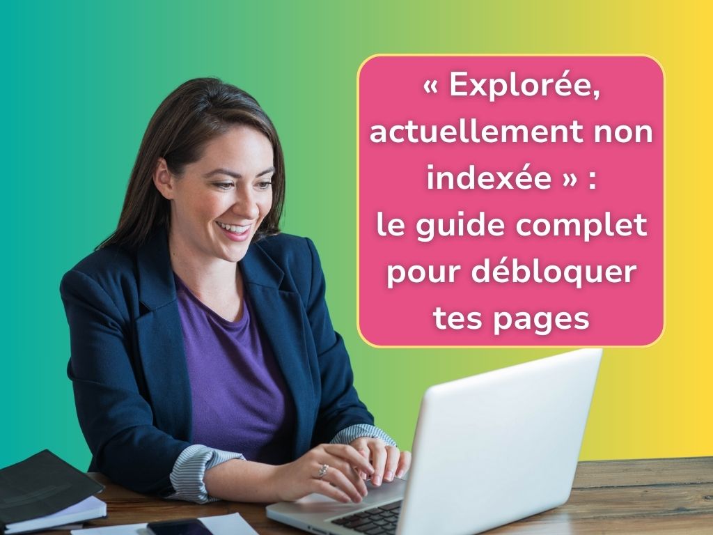 Femme entrepreneure souriante travaillant sur Google Search Console pour résoudre le problème "explorée, actuellement non indexée" sur son ordinateur portable.