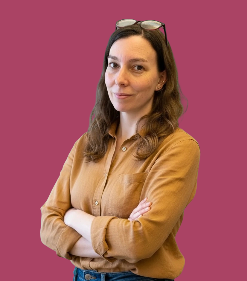 Portrait de 3/4 de Dorothée Berthon, coach SEO, bras croisés et souriante, sur fond vert.