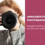Femme photographe tenant son appareil devant les yeux pour illustrer l'article "Annuaires pour photographes : lesquels choisri pour ton SEO et ta visibilité ?"