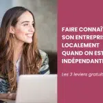 Femme indépendante souriante devant son ordinateur, avec le titre de l'article "Faire connaître son entreprise localement : les 3 leviers gratuits"